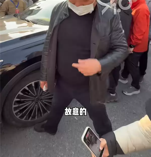 杭州315问题车展开幕:为拦车主维权 车企人员脚伸轮胎下碰瓷车主