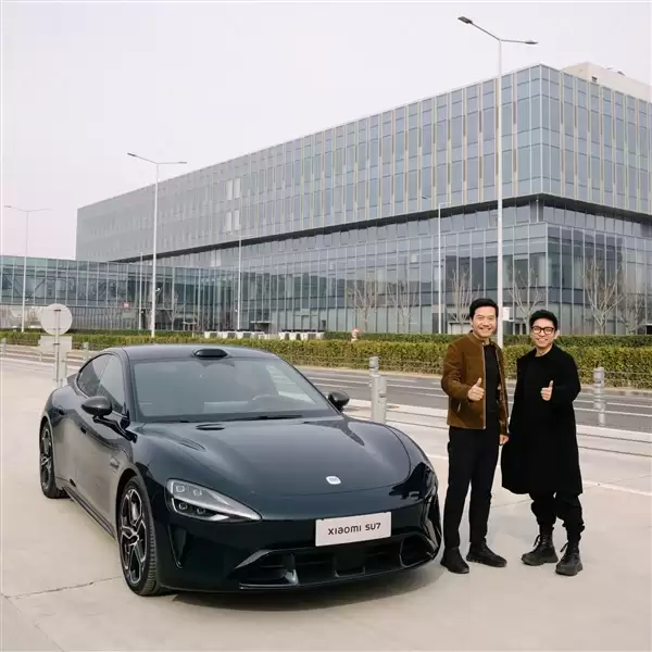 小米汽车第4款绿色来了！新一代SU7璞石绿实拍 雷军：高级而不张扬