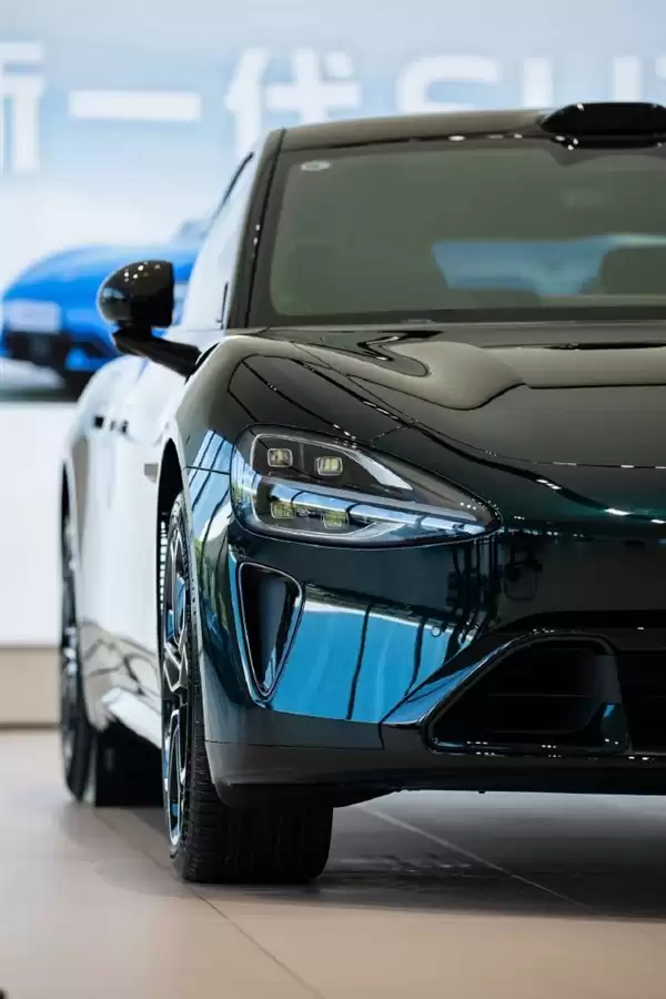 小米汽车第4款绿色来了！新一代SU7璞石绿实拍 雷军：高级而不张扬