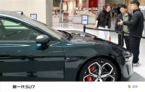 小米汽车第4款绿色来了！新一代SU7璞石绿实拍 雷军：高级而不张扬