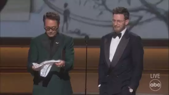 美队、钢铁侠“合体”！小罗伯特送克里斯原味内裤