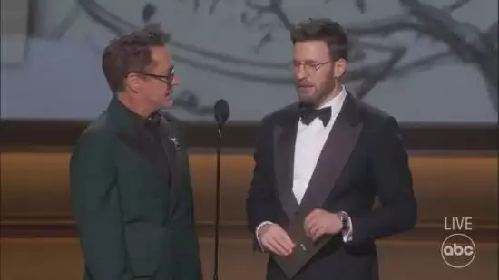 美队、钢铁侠“合体”！小罗伯特送克里斯原味内裤