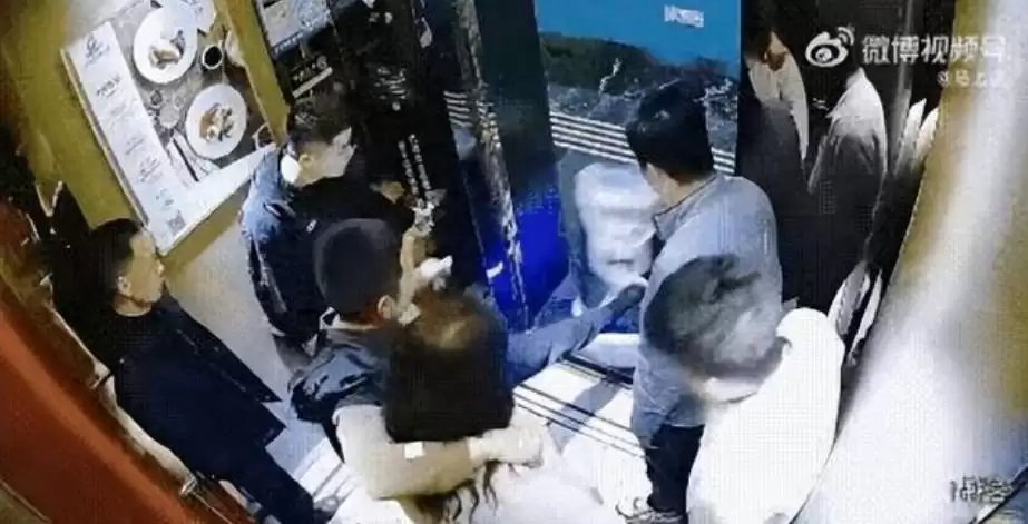 江苏酒店现踹倒服务机器人事件，涉事男子全额赔偿4500元