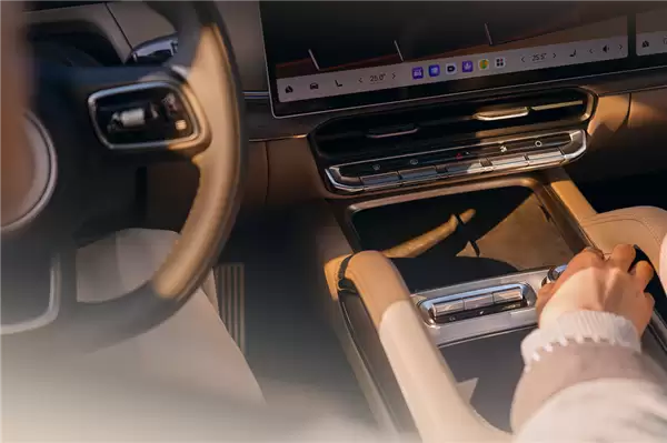 37.68万起 极氪8X开启：全系6C电池 顶配三电机超1400马力