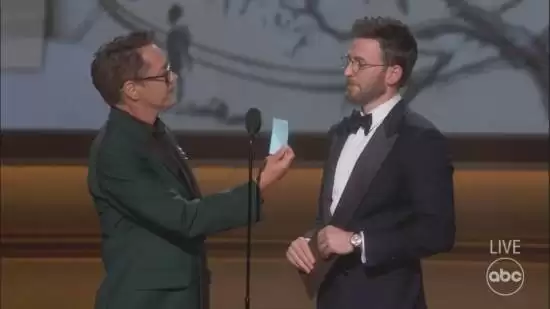 美队、钢铁侠“合体”！小罗伯特送克里斯原味内裤