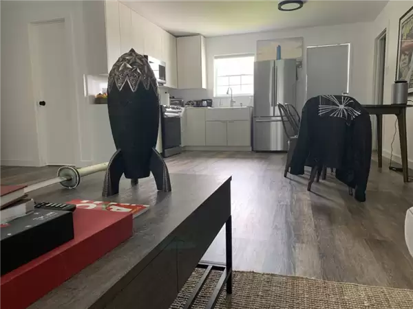 八千多亿身家住5万小屋！马斯克母亲曝其SpaceX发射场的家简陋如仓库