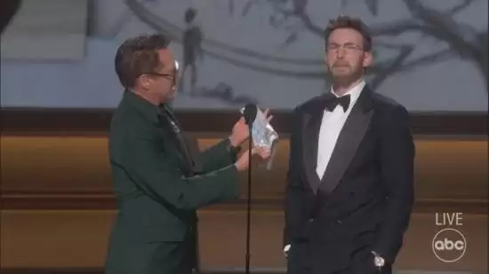 美队、钢铁侠“合体”！小罗伯特送克里斯原味内裤