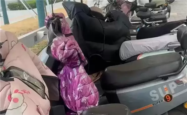 小区门口充电服务费高出电费近2倍！12315: 服务费属于市场调节价 不能强制降价