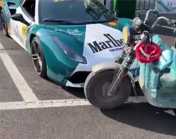 大爷骑三轮车撞法拉利:掏出163块和4棵菜被车主悄悄返还