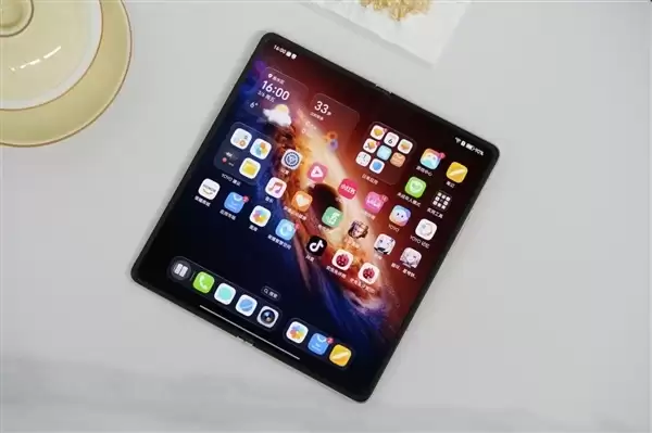 荣耀Magic V6斩获京东高端人士销量榜第一 终结华为Mate 80九连冠