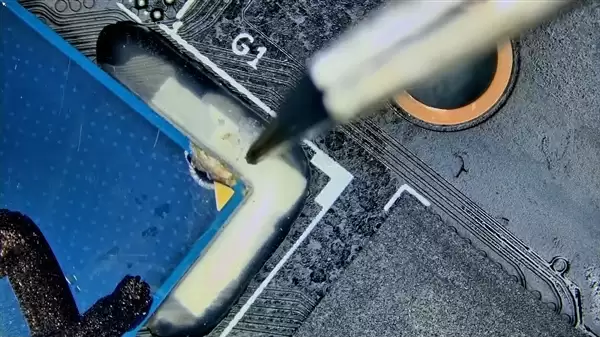 惨烈！用户私改液金致RTX 5070报废：核心烧毁、PCB腐蚀