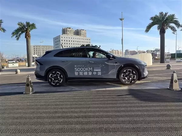 小鹏第二代VLA遭抹黑 被指“洋人之下我第一”!小鹏高管霸气发声:不服来战