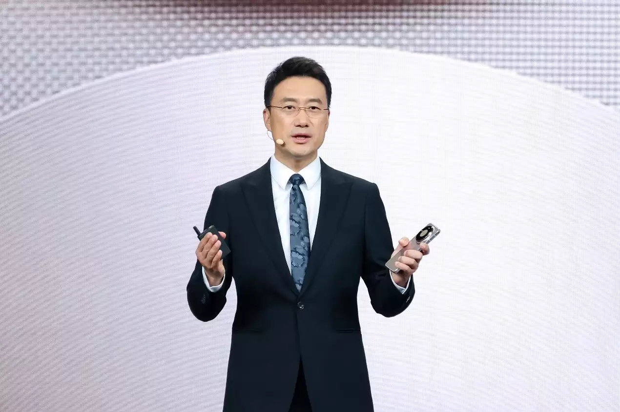 搭载主动散热技术 HUAWEI Mate 80 Pro Max风驰版重构旗舰体验