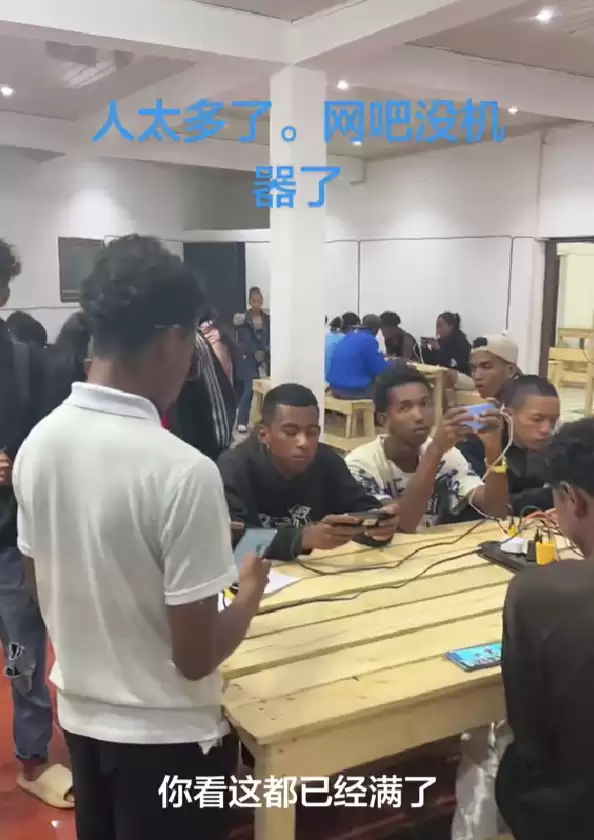 中国男子在非洲开手机网吧：生意超好 需排队取号