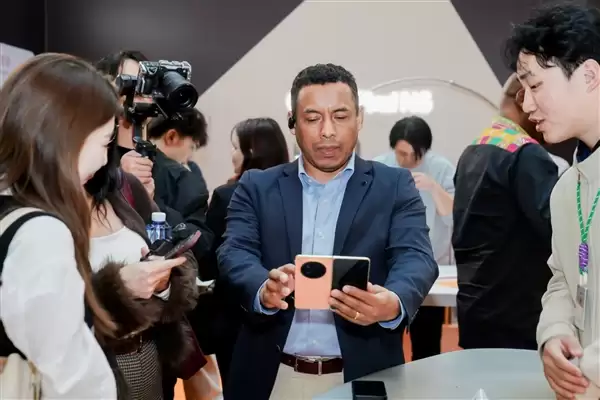 全球最平整折叠屏卖爆！OPPO Find N6泰国首销日销量达上一代的245%