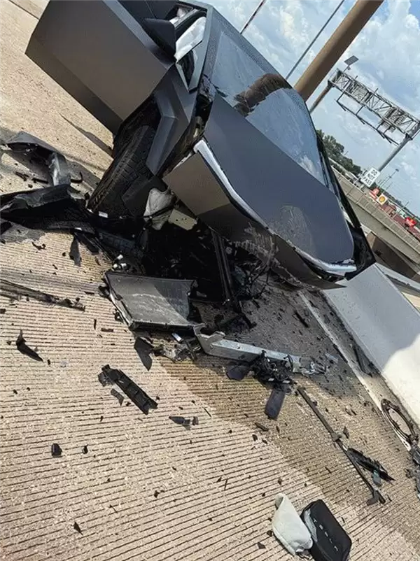 女子开特斯拉Cybertruck撞护栏索赔100万美元 马斯克公开回应了