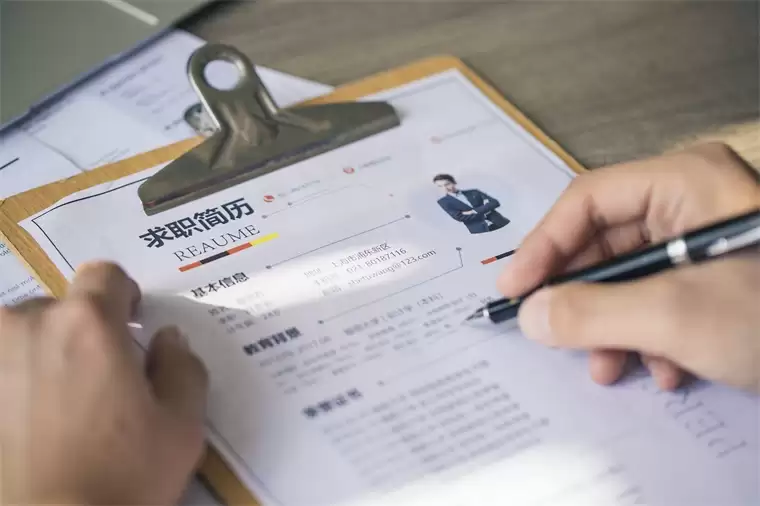 岗位比人才还多！AI大厂月薪3万疯抢文科生，周鸿祎感叹：AI时代文科生将比理科生更吃香