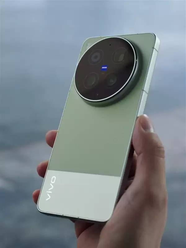 蓝厂最强Ultra来了！vivo X300 Ultra顶配版售价将突破万元