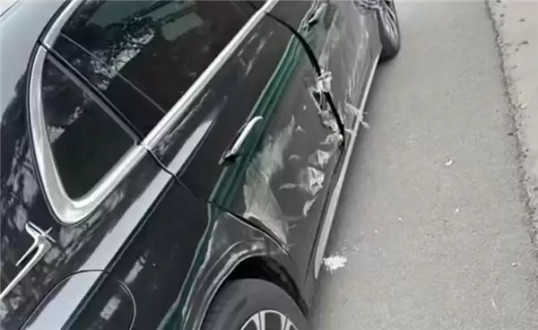 贬值近11万！奔驰E300车主过度信任智驾：以为会自动减速结果撞上变道货车