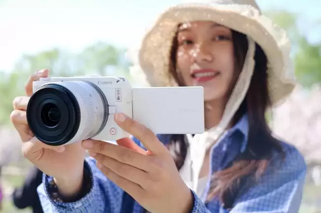兼顾拍照视频双修、小巧便携与精准对焦，佳能R50V切入Vlog创作者市场