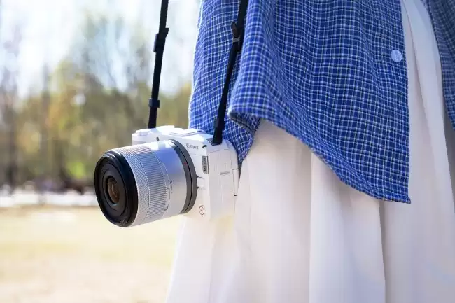 从郊野花海到山间春色，佳能R50V用出色色彩还原记录每一程户外风光