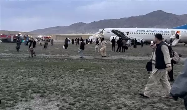 一波音737降落时冲出跑道:飞机陷入泥地 机身严重受损