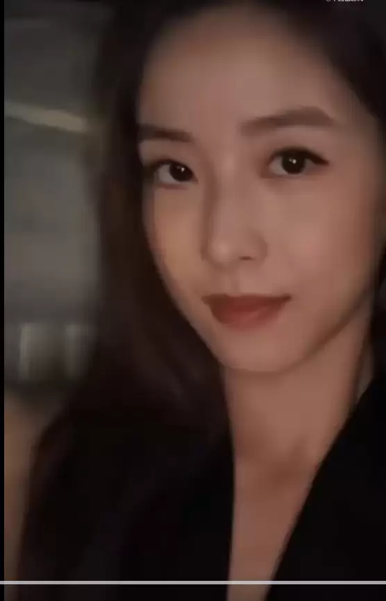 章泽天现身香港逛展  深V黑裙礼服配金腰带优雅大气