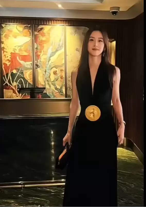 章泽天现身香港逛展  深V黑裙礼服配金腰带优雅大气