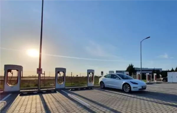 奥迪车主改坐地铁！东南亚油荒蔓延：中国电车4S店被挤爆