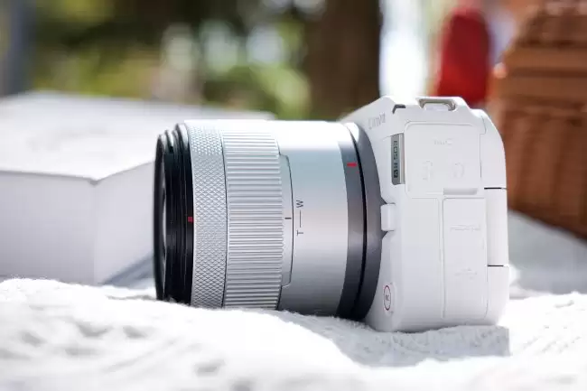 兼顾拍照视频双修、小巧便携与精准对焦，佳能R50V切入Vlog创作者市场