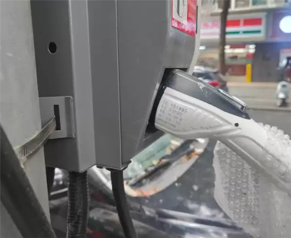 再也不愁充电难了！成都将充电桩装在路灯上：600多个点位4月底投用