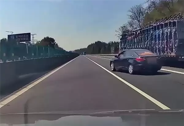 司机出服务区后随心所欲压实线直插快车道:被撞还需负全责