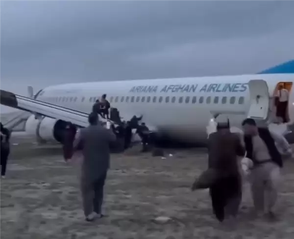 一波音737降落时冲出跑道:飞机陷入泥地 机身严重受损