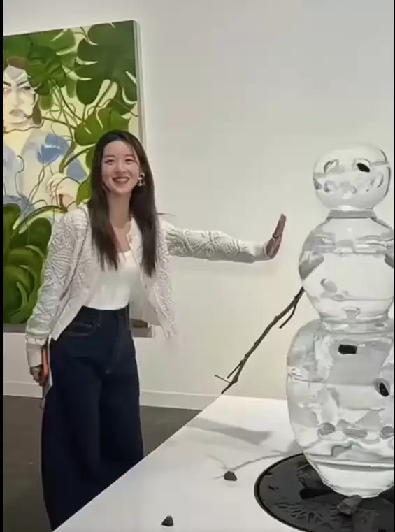 章泽天现身香港逛展  深V黑裙礼服配金腰带优雅大气