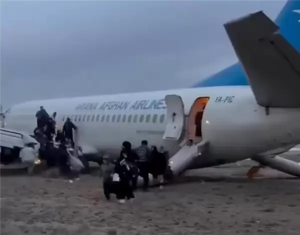 一波音737降落时冲出跑道:飞机陷入泥地 机身严重受损