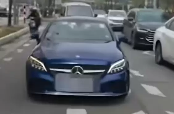 拘留5日！一奔驰车变道不打灯别停后车：争执升级竟故意撞人后逃逸