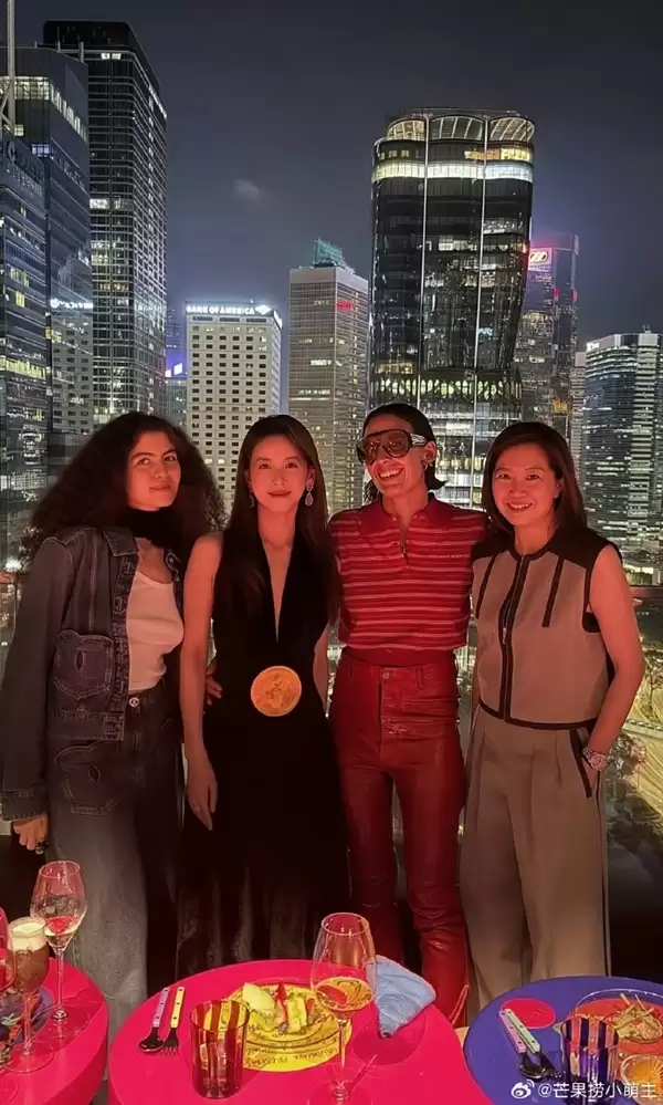 章泽天现身香港逛展  深V黑裙礼服配金腰带优雅大气