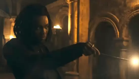 黑人斯内普拍魁地奇摔下扫帚！挂在三米高空 超丢人