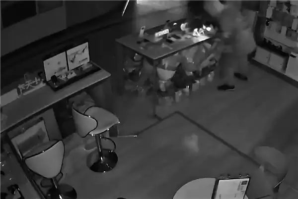 男子偷手机太紧张：三进三出 还偷走手机模型