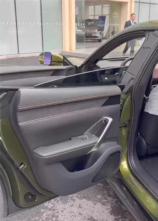 预售22.98万起 鸿蒙智行尚界Z7到店：掀背尾门开口巨大