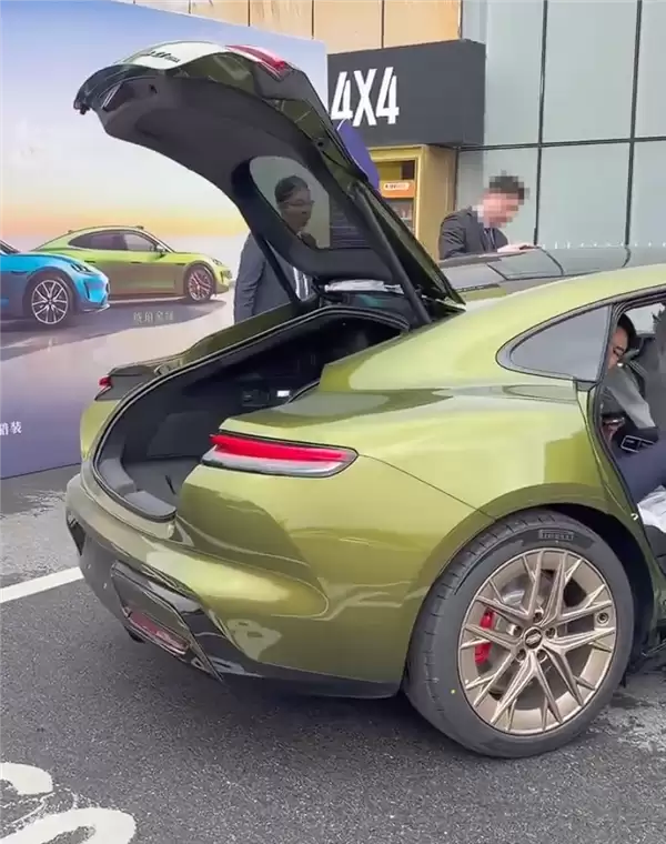 预售22.98万起 鸿蒙智行尚界Z7到店：掀背尾门开口巨大