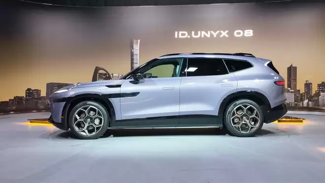 800V+标配小鹏VLA 与众08预售XX.XX万元起