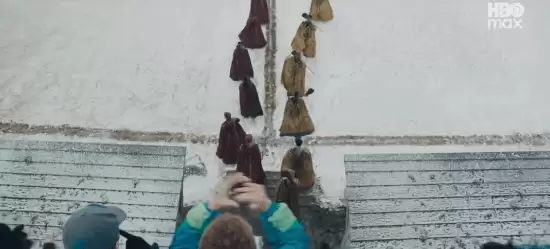 黑人斯内普拍魁地奇摔下扫帚！挂在三米高空 超丢人