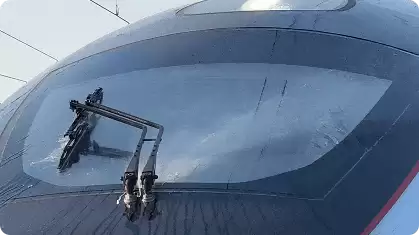 原来高铁也要加玻璃水 首尾两个车头都要加 一次6桶