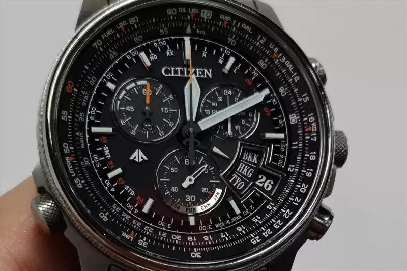 折叠屏再无折痕顾虑!OPPO Find N6手机评测:超平展内屏开创历史 哈苏XPAN模式体验胶卷荣光