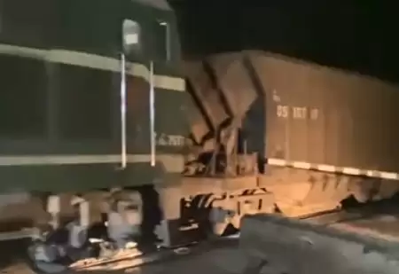 挥旗都拦不住!一司机酒驾硬闯道口:撞上火车后弃车逃窜