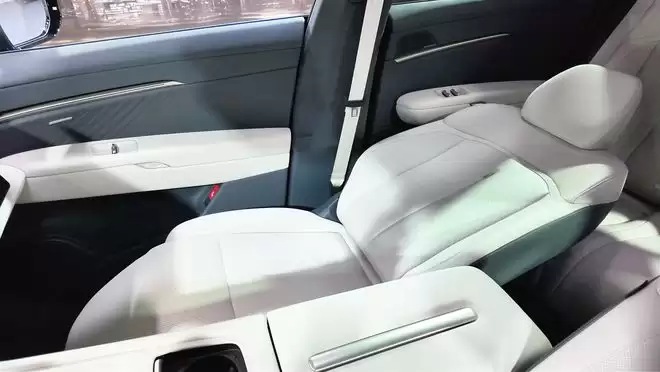 800V+标配小鹏VLA 与众08预售XX.XX万元起