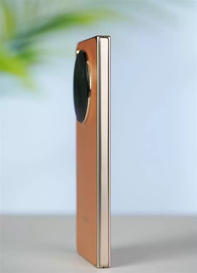 折叠屏再无折痕顾虑!OPPO Find N6手机评测:超平展内屏开创历史 哈苏XPAN模式体验胶卷荣光