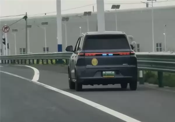 老头乐与时俱进用上智驾小蓝灯 网友：自欺欺人