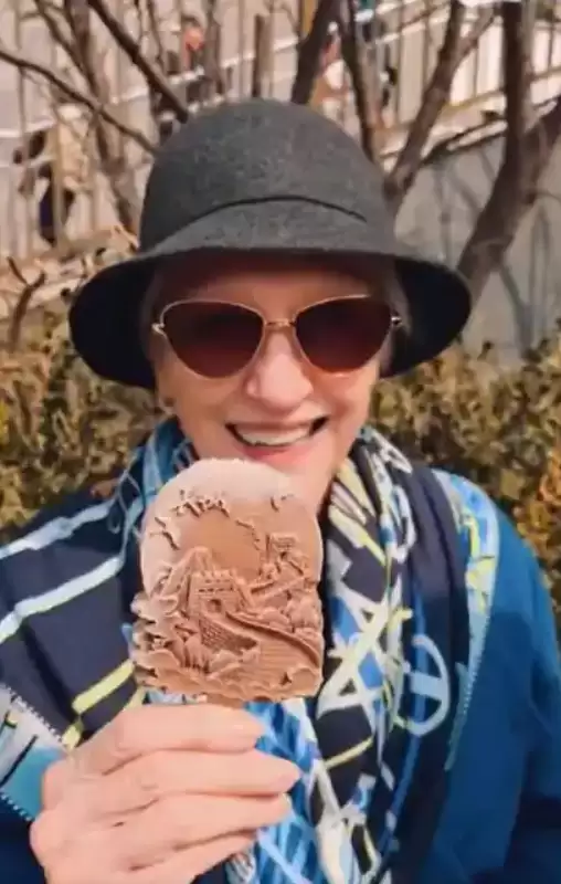 马斯克母亲打卡长城！年过七旬身姿矫健 灵魂发问网红雪糕